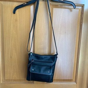 A black crossbody purse.
